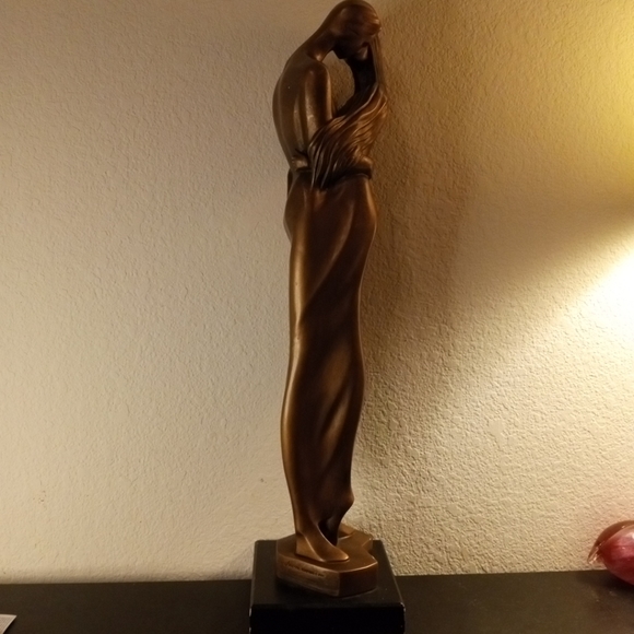 STUNNING Austin Sculpture 23" COUPLE EMBRACE Copper Finish Sculpture. - Picture 7 of 7